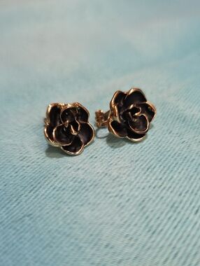 Gold-Trim Black Flower Clip On Earrings - Elegant Women’s Jewelry